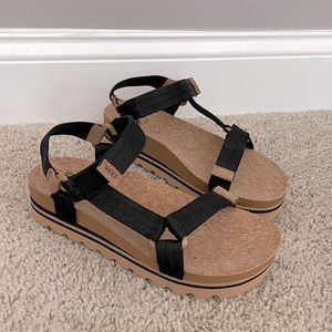 Women’s Reef Rem Hi strappy platform cushion sandals- size 7
